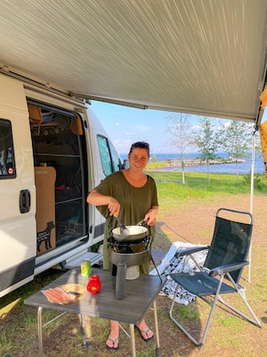 buiten koken tijdens camperreis in zweden